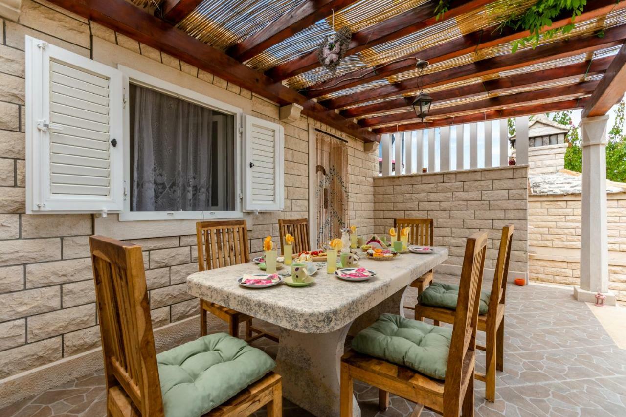 Vila Maslinica Pucisca Buitenkant foto